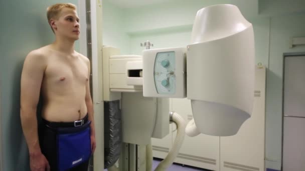 Пациент Молодой Человек Делает Рентген Грудной Клетки Больнице — стоковое видео