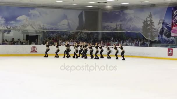 Москва Атр 2015 Команда Черных Костюмах Выступает Synchronized Figure Skating — стоковое видео