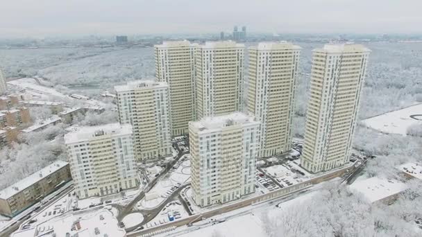 エルク島と冬の日で地平線上メガポリスの住宅の複合体 航空写真ビュー — ストック動画