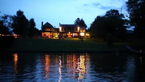 Pier Lago Com Casa Campo Iluminada Costa Movendo Pequeno Carro — Vídeo de Stock