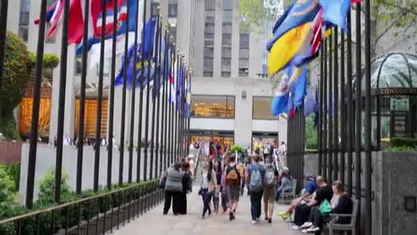 広場の周りのフラッグ ポールが国連加盟国 米国の州と領土 または装飾と季節のモチーフのフラグを表示するニューヨーク アメリカ合衆国 2014 — ストック動画