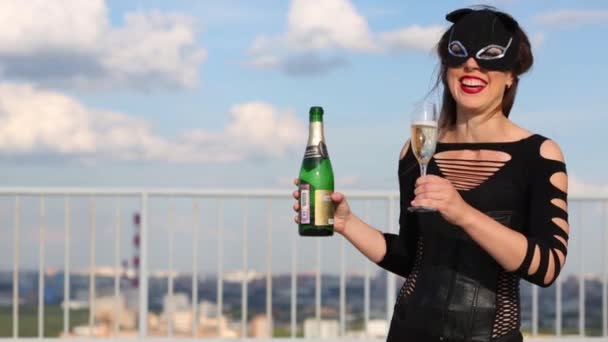 Mulher Muito Feliz Traje Traseiro Vinho Bebidas Gato Telhado — Vídeo de Stock