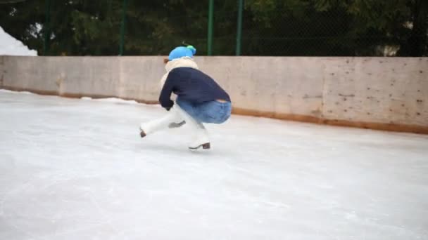 Tiener Meisje Sierlijke Schaatsen Spins Ijsbaan Winterdag — Stockvideo