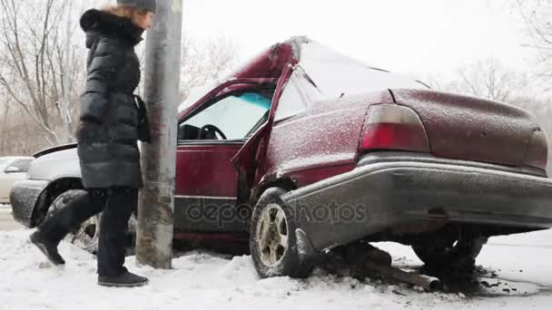 Vrouw Kijkt Gebroken Auto Crashte Paal Winterdag — Stockvideo
