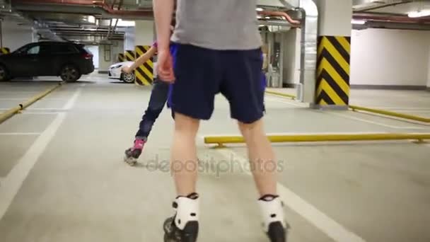 Rollschuhlaufen Für Mann Und Mädchen Tiefgarage — Stockvideo