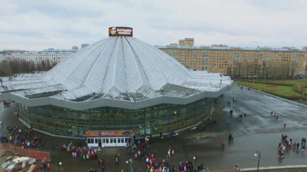 莫斯科 2015年11月21日 在秋季多云的日子里 人群走近大马戏团的入口处 鸟瞰图 — 图库视频影像