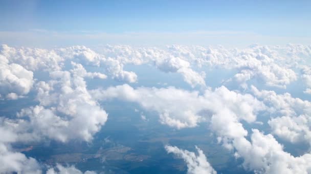 Blauwe Hemel Witte Heap Wolken Kijken Door Patrijspoort Van Vliegende — Stockvideo