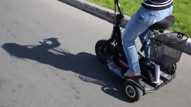 成人电动三轮车在公园路上开车的妇女 — 图库视频影像