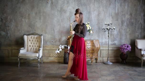 Chica Falda Roja Toca Saxofón Entra Habitación Retro — Vídeo de stock