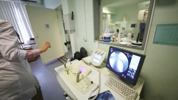 Doktor Röntgen Görünüyor Bir Ray Cihazı Ile Odasının Kapısını Kapatır — Stok video