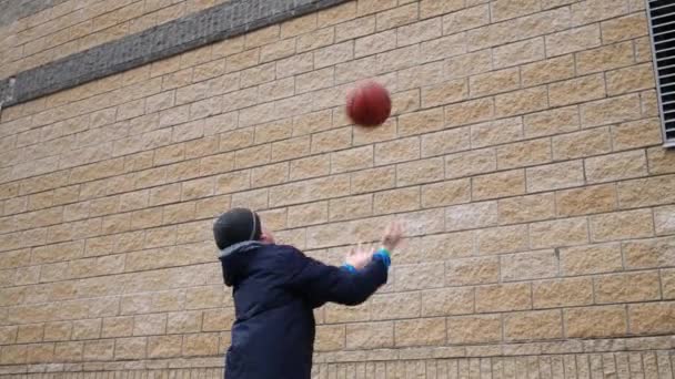 Мальчик Тренируется Играть Баскетбол Возле Кирпичной Стены Открытом Воздухе — стоковое видео