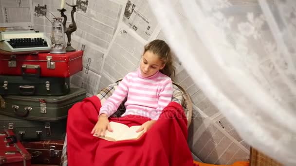Moskau 2015 Mädchen Liest Buch Sessel Zwischen Koffern Kartonstadt Fabrikroten — Stockvideo