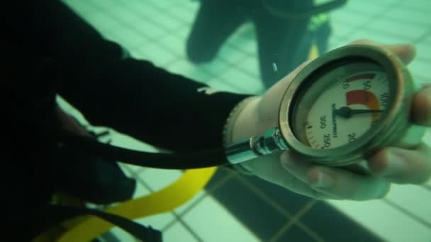 잠수복 장치에에서 모스크바 2015 오스트리아 다이빙 다이빙 장비와 시장에서 — 비디오