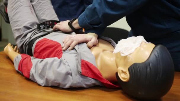 Rescuer Doing Massage Manikin Training Lying Table — Stock Video