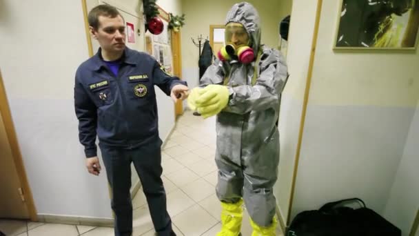 莫斯科 2014年12月17日 两名男子在北东区游览期间展示防护服 俄罗斯紧急情况部 — 图库视频影像
