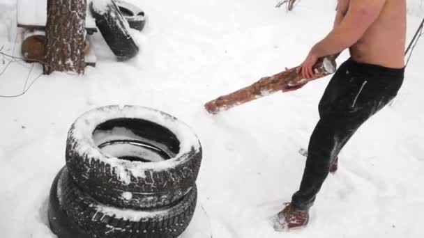 Cara Peito Bate Pilha Pneus Com Clube Madeira Sportsground Inverno — Vídeo de Stock