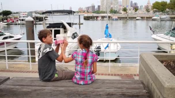 Hermano Hermana Sentados Banco Cerca Los Barcos Amarrados — Vídeo de stock