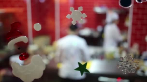 前面ガラスはレストランでキッチンのクリスマスの装飾 — ストック動画