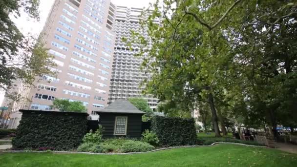 Philadelphia Usa Settembre 2014 Costruzione Rittenhouse Hotel Parco Con Panchine — Video Stock