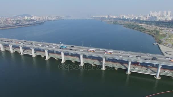 Hanghan 河沿岸 Banpodaegyo 大桥和特大城市的交通运输在秋季阳光明媚的日子 鸟瞰图 — 图库视频影像