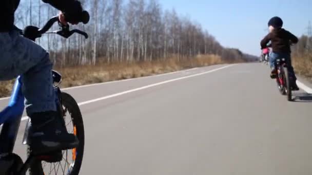 Due Ragazzini Sella Alle Biciclette Uomo Adulto Sui Pattini Rotelle — Video Stock