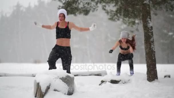 Dos Chicas Hacen Ejercicio Saltando Arriba Abajo Troncos Madera Bosque — Vídeos de Stock