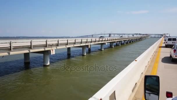 Muchos Coches Van Puente Largo Sobre Una Vista Del Agua — Vídeo de stock