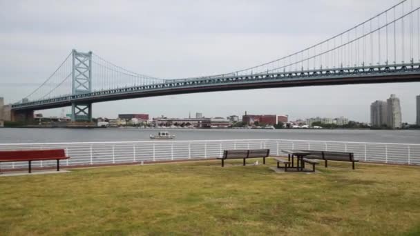 本杰明 富兰克林桥和费城地平线 家庭三 与模型意识到 站在一个表上的路堤 — 图库视频影像