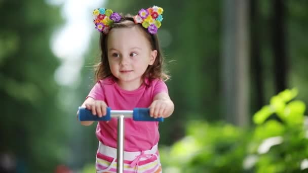 Petite Fille Mignonne Pose Près Scooter Dans Parc Été — Video