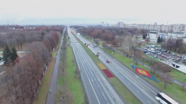 秋の曇りの日で高速道路上のトラフィックの街並み 航空写真ビュー — ストック動画