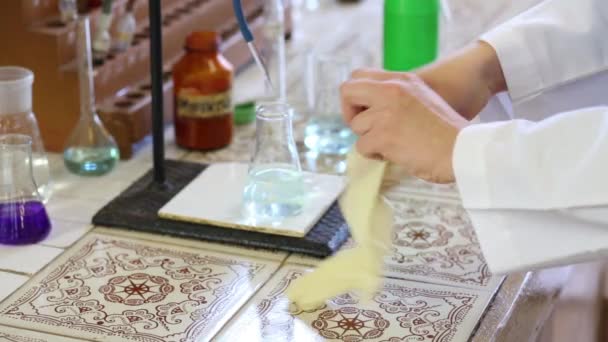 手は手袋を着用し 化学実験のための液体とフラスコを準備 — ストック動画