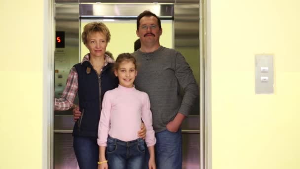 Dreiköpfige Familie Steht Fahrstuhl Die Fahrstuhltür Schließt Und Öffnet Sich — Stockvideo