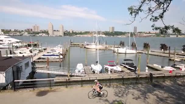 2014年8月21日 人们运行和骑自行车码头与许多停泊的船只和游艇 — 图库视频影像