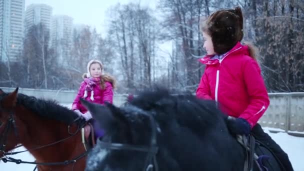 Dvě Dívky Sedí Koně Úsměv Během Sněžení Zimní Den — Stock video