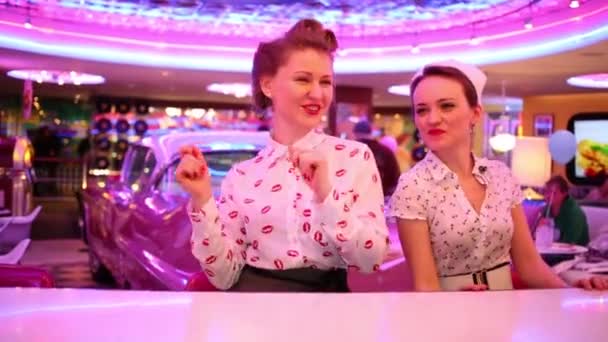 Due Donne Felici Ballano Vicino Bancone Del Bar Nel Ristorante — Video Stock