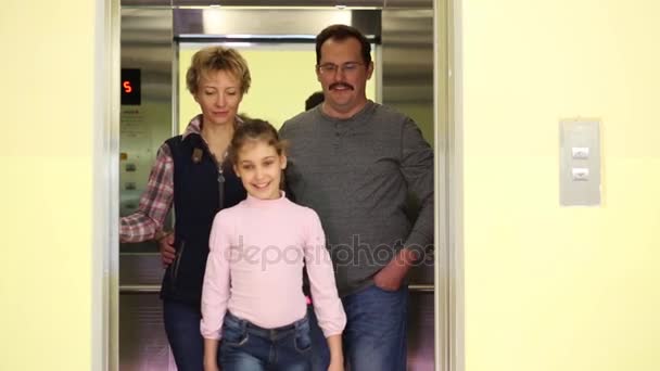 Famille Trois Personnes Sortant Ascenseur Ouverture — Video