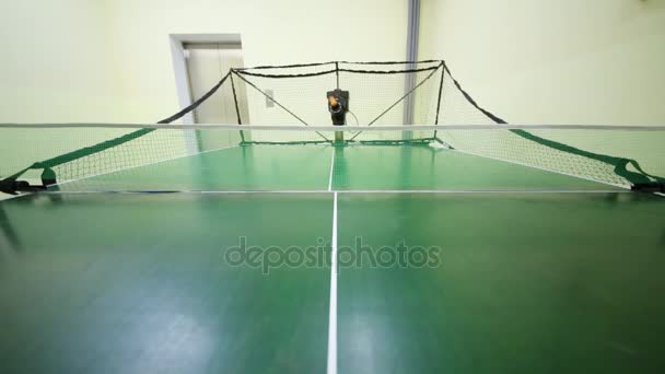 Робот Настольного Тенниса Запускает Мячи Крытый Стол — стоковое видео