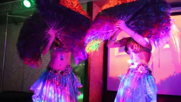 Lechischevo 俄罗斯 2015年2月21日 两名女子舞蹈在度假屋和酒店 Avantel 俱乐部 Istra — 图库视频影像