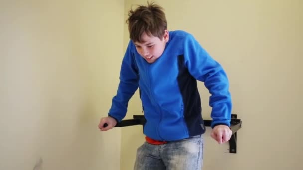 Niño Adolescente Trenes Dos Barras Horizontales Pared Interior — Vídeo de stock