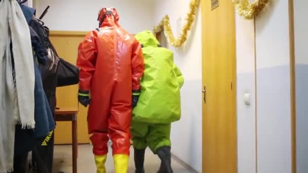 Dos hombres muestran trajes de protección - Equipo de rescatistas del Distrito Administrativo del Nordeste (Ministerio de Situaciones de Emergencia de Rusia ) — Vídeo de stock