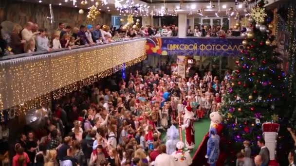 莫斯科 2014年12月18日 父母在马戏大厅 Akvamarin 在圣诞节冷杉树附近和在阳台 — 图库视频影像