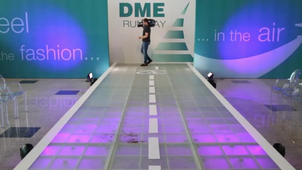 ドモジェドヴォ空港の Dme 滑走路のファッションショー後 カメラを持つオペレーターが表彰台を通過するモスクワ ロシア 2015 — ストック動画