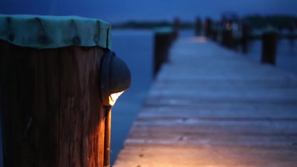 Деревянный Столб Пирса Озера Ноги Идущего Ночью Человека — стоковое видео