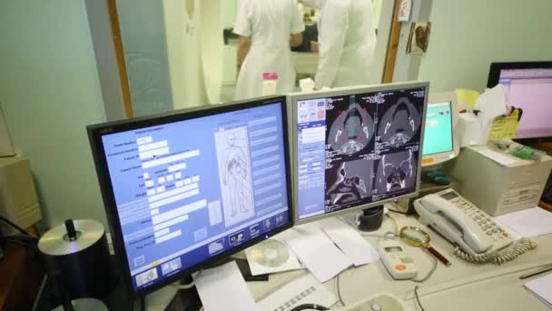 莫斯科 俄罗斯 2015年8月31日 在办公室电脑断层扫描显示器 在玻璃后面两名医生准备病人的程序在 Endosurgery 和碎石术 凯尔特人 — 图库视频影像