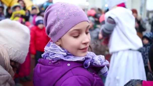 Moscow December 2014 Girl Purple Holiday Waving Hand Housing Complex — Stock Video