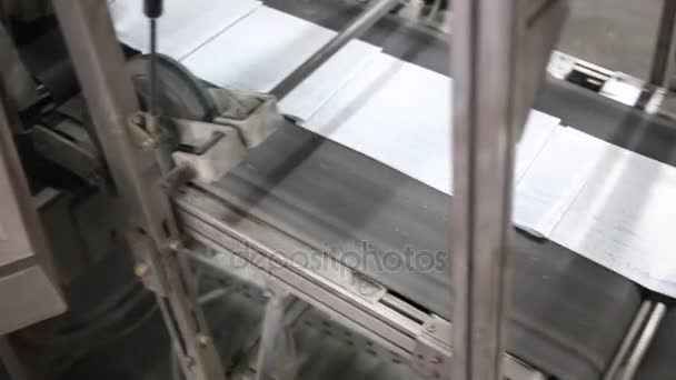 Bande transporteuse avec feuilles de journal dans l'imprimerie .