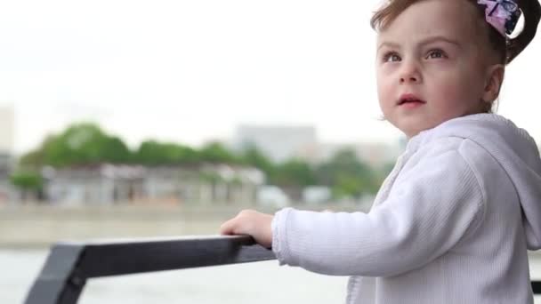 Ragazza Trova Sul Ponte Della Nave Guardando Riva — Video Stock