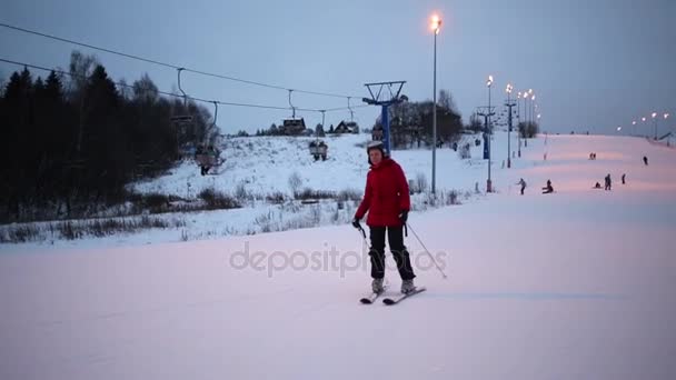 Kvinna ner på sluttningen på vintern på kulle — Stockvideo