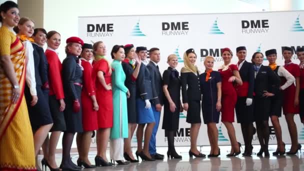 Moscú Rusia Julio 2015 Modelos Los Uniformes Varias Aerolíneas Alineadas — Vídeos de Stock