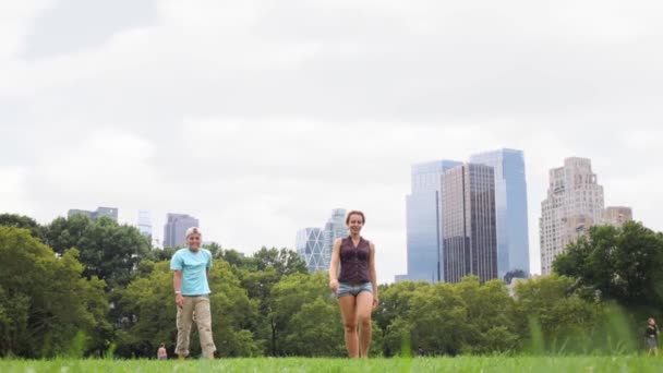 Vrouw Jongen Lopen Door Met Gras Begroeide Gazon Lage Hoekmening — Stockvideo